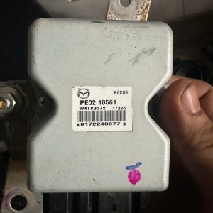 HỘP ĐIỀU KHIỂN BƠM XĂNG MAZDA3 PE0218561